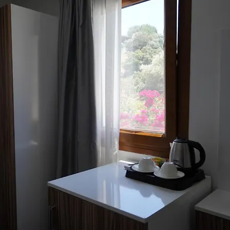 Queen Ξενοδοχείο *