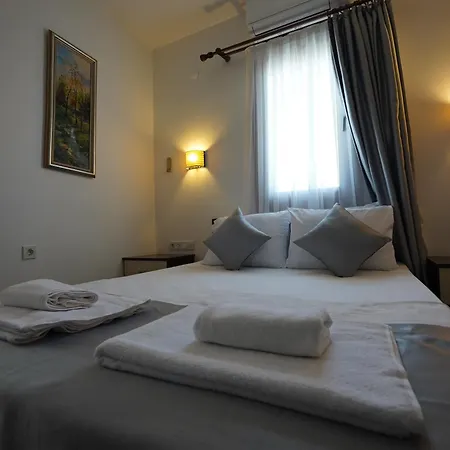 Queen Hotel *